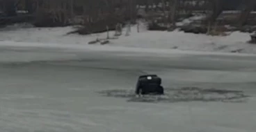 Автомобиль с людьми утонул в реке ЗКО